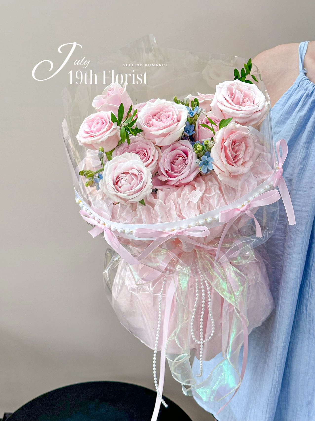 11-Stem Bowknot Cute Pink Rose Bouquet